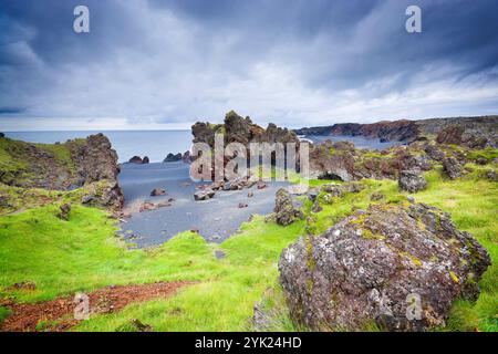 Djúpalónssandur bogenförmige Bucht mit dunklen Klippen und schwarzem Sand auf der Halbinsel Snaefellsnes im Westen Islands Stockfoto