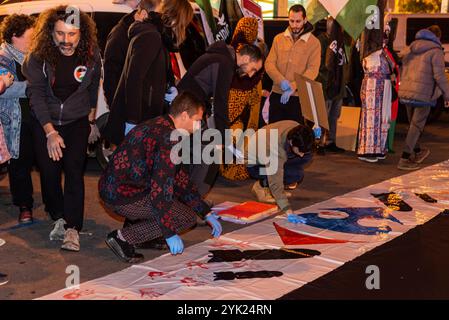 Logroño, La Rioja, Spanien. November 2024. Aktivistinnen und Aktivisten führen eine Kunstvorstellung während einer Demonstration zur Unterstützung Palästinas im Einkaufszentrum Carrefour in Logroño, Spanien, auf. Stockfoto