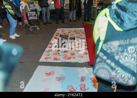 Logroño, La Rioja, Spanien. November 2024. Aktivistinnen und Aktivisten führen eine Kunstvorstellung während einer Demonstration zur Unterstützung Palästinas im Einkaufszentrum Carrefour in Logroño, Spanien, auf. Stockfoto