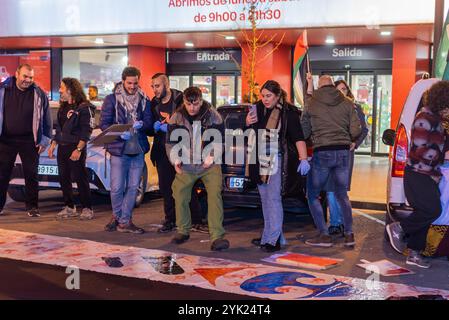 Logroño, La Rioja, Spanien. November 2024. Aktivistinnen und Aktivisten führen eine Kunstvorstellung während einer Demonstration zur Unterstützung Palästinas im Einkaufszentrum Carrefour in Logroño, Spanien, auf. Stockfoto