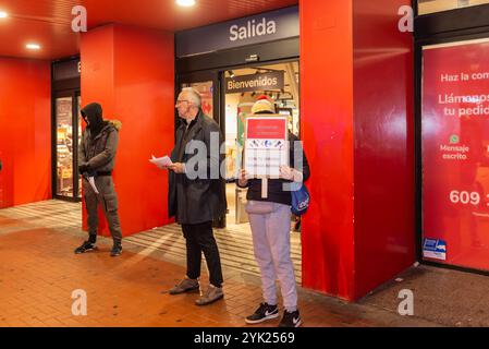 Logroño, La Rioja, Spanien. November 2024. Aktivistinnen und Aktivisten führen eine Kunstvorstellung während einer Demonstration zur Unterstützung Palästinas im Einkaufszentrum Carrefour in Logroño, Spanien, auf. Stockfoto