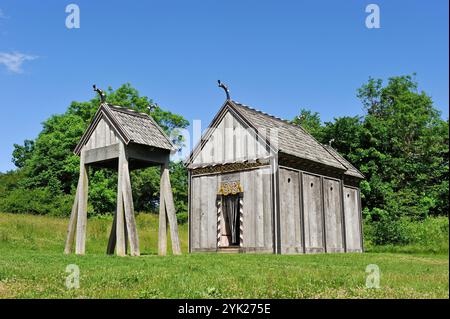 Stabkirche aus der Wikingerzeit, umgebaut neben dem Moesgaard Museum (MOMU) (Henning Larsen Architects), Museum für Archäologie und Ethnographie Stockfoto