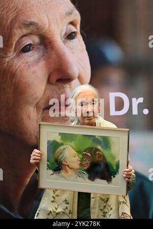 MUMBAI, INDIEN - 16. NOVEMBER: Die renommierte Naturschützerin und Primatologin Dr. Jane Goodall sprach während ihres Besuchs im Museum of Solution im Rahmen ihrer renommierten „Hope Global Tour“ am 16. November 2024 in Mumbai, Indien. Ihr Vortrag bietet Einblicke in das Verhalten von Schimpansen, die Bemühungen um Erhaltung und die Macht individueller Maßnahmen. Ihre Tour beginnt am Samstag mit den Ocean Literacy Dialogues (ALT) im CSMVS Museum. In Zusammenarbeit mit der Intergovernmental Oceanographic Commission (IOC) der UNESCO, dem British Council und dem CSMVS Museum wird Dr. Goodall den ersten Great Talk Vortrag halten Stockfoto