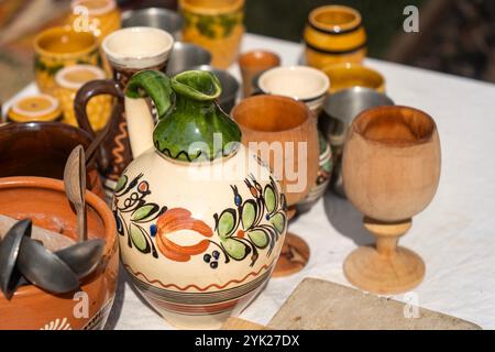 Ungarische traditionelle alte, bunt bemalte Keramik Stockfoto