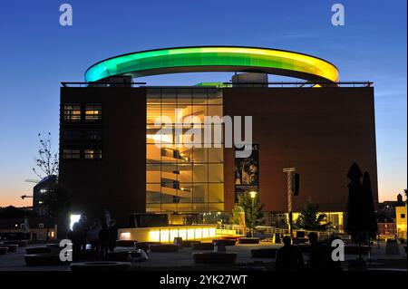 AROs Aarhus Kunstmuseum (entworfen von dem dänischen Architekten Schmidt Hammer Lassen), gekrönt von der Installation „Your Rainbow Panorama“, einem kreisrunden Skywalk Stockfoto