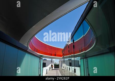 Die Installation „Your Rainbow Panorama“, ein kreisförmiger Skywalk mit Fenstern in den Farben des Regenbogens (von Olafur Eliasson, einem Dänisch-isländischen Künstler) Stockfoto