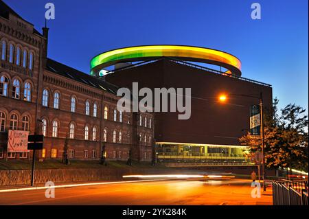 AROs Aarhus Kunstmuseum (entworfen von dem dänischen Architekten Schmidt Hammer Lassen), gekrönt von der Installation „Your Rainbow Panorama“, einem kreisrunden Skywalk Stockfoto