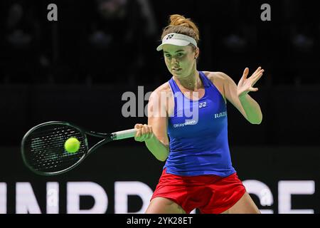 Malaga, Malaga, Spanien. November 2024. Linda Noskova aus Tschechien, kehrt mit Vorhand in ihrem Spiel gegen IgA Swiatek aus Polen während des Billie Jean King Cup Finals 2024 zurück - Frauen Tennis (Foto: © Mathias Schulz/ZUMA Press Wire) NUR REDAKTIONELLE VERWENDUNG! Nicht für kommerzielle ZWECKE! Stockfoto