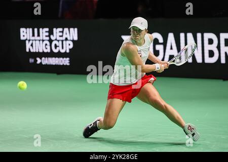 Malaga, Malaga, Spanien. November 2024. IgA Swiatek aus Polen, kehrt mit Rückhand in ihrem Spiel gegen Linda Noskova aus Tschechien während des Billie Jean King Cup Finals 2024 zurück - Frauen Tennis (Foto: © Mathias Schulz/ZUMA Press Wire) NUR REDAKTIONELLE VERWENDUNG! Nicht für kommerzielle ZWECKE! Stockfoto