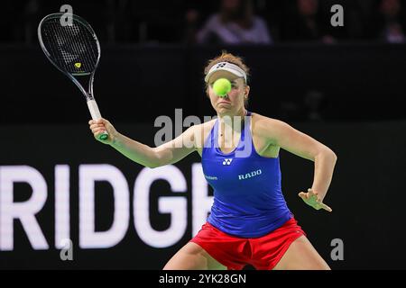 Malaga, Malaga, Spanien. November 2024. Linda Noskova aus Tschechien, kehrt mit Vorhand in ihrem Spiel gegen IgA Swiatek aus Polen während des Billie Jean King Cup Finals 2024 zurück - Frauen Tennis (Foto: © Mathias Schulz/ZUMA Press Wire) NUR REDAKTIONELLE VERWENDUNG! Nicht für kommerzielle ZWECKE! Stockfoto