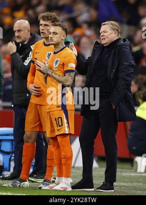 AMSTERDAM - (l-r) Mats Wieffer aus Holland, Noa lang aus Holland, Holland-Trainer Ronald Koeman während des UEFA Nations League-Spiels zwischen den Niederlanden und Ungarn in der Johan Cruyff Arena am 16. November 2024 in Amsterdam, Niederlande. ANP MAURICE VAN STEEN Stockfoto