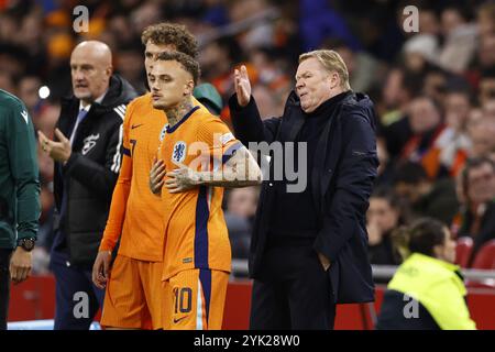 AMSTERDAM - (l-r) Mats Wieffer aus Holland, Noa lang aus Holland, Holland-Trainer Ronald Koeman während des UEFA Nations League-Spiels zwischen den Niederlanden und Ungarn in der Johan Cruyff Arena am 16. November 2024 in Amsterdam, Niederlande. ANP MAURICE VAN STEEN Stockfoto