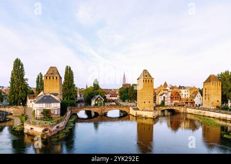 Blick auf Ponts Couverts und den Straßburger Dom (Münster zu Straßburg, Liebfrauenmünster, La Cathedrale Notre-Dame) vom Barrage Vauban in Straßburg Stockfoto