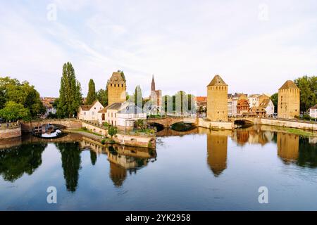 Blick auf Ponts Couverts und den Straßburger Dom (Münster zu Straßburg, Liebfrauenmünster, La Cathedrale Notre-Dame) vom Barrage Vauban in Straßburg Stockfoto