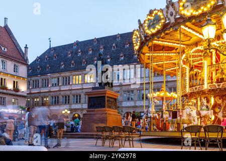 Platz Gutenberg mit Denkmal und Bronzestatue von Johannes Gutenberg und Karussell in Straßburg im Unterrhein-Département Grand Est in Stockfoto