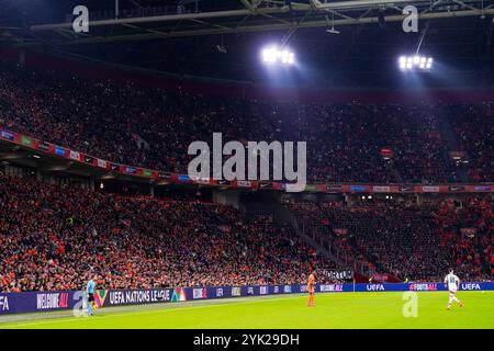 Amsterdam, Niederlande. November 2024. AMSTERDAM, NIEDERLANDE - 16. NOVEMBER: Fans leuchten mit den Fackeln ihrer Smartphones während des Spiels der UEFA Nations League 2024/25 League A Der Gruppe A3 zwischen den Niederlanden und Ungarn am 16. November 2024 in der Johan Cruijff Arena in Amsterdam, Niederlande. (Foto von Joris Verwijst/Orange Pictures) Credit: Orange Pics BV/Alamy Live News Stockfoto