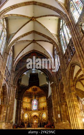 Mittelschiff mit Blick in den Chor in der Cathédrale Notre-Dame (Straßburger Kathedrale) in Straßburg im Departement Unterrhein in der Grand Est Re Stockfoto