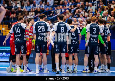 Lemgo, Deutschland. November 2024. Begruessung der Mannschaften GER, TBV Lemgo Lippe vs. ThSV Eisenach, Handball, 1. Bundesliga, 10. Spieltag, Spielzeit 2024/2025, 16.11.2024 Foto: Eibner-Pressefoto/Jan Rollinger Credit: dpa/Alamy Live News Stockfoto