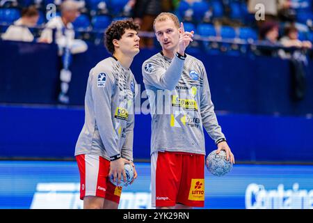 Lemgo, Deutschland. November 2024. V.l. Gian Attenhofer (ThSV Eisenach, #11), Fynn Hangstein (ThSV Eisenach, #10) GER, TBV Lemgo Lippe vs. ThSV Eisenach, Handball, 1. Bundesliga, 10. Spieltag, Spielzeit 2024/2025, 16.11.2024 Foto: Eibner-Pressefoto/Jan Rollinger Credit: dpa/Alamy Live News Stockfoto