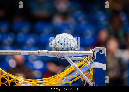 Lemgo, Deutschland. November 2024. Symbolbild: Spielball auf Handballtor GER, TBV Lemgo Lippe vs. ThSV Eisenach, Handball, 1. Bundesliga, 10. Spieltag, Spielzeit 2024/2025, 16.11.2024 Foto: Eibner-Pressefoto/Jan Rollinger Credit: dpa/Alamy Live News Stockfoto