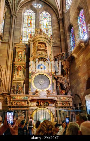 Astronomische Uhr und Touristen in der Cathédrale Notre-Dame (Straßburger Kathedrale) in Straßburg im Departement Unterrhein in der Region Grand Est o Stockfoto