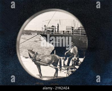 Ein Mann mit seinem Wagen wartet auf Schiffspassagiere an einem Kai im Hafen von Pola - Pula (Kroatien) Stockfoto