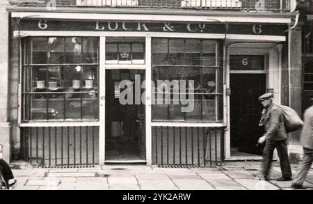 The Famous Lock & Co, Hatters, St James Street, London, Großbritannien, fotografiert von anitalienischem Touristen in der Mitte der dreisten Stockfoto