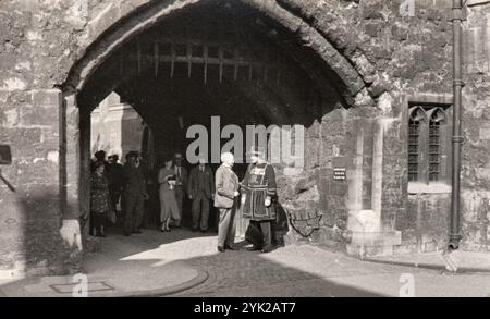 Berühmte Orte in London Anfang der dreißiger Jahre, fotografiert von einem italienischen Touristen, hier eine Yeoman Wache oder Beefeater vor den Toren des Tower of London, England Stockfoto