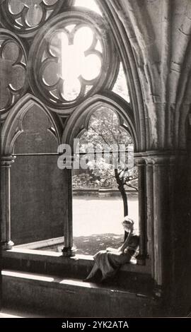 Eine schöne junge Frau entspannt sich im Kloster von Westminster Abbey. Foto von einem italienischen Touristen Anfang der dreißiger Jahre Stockfoto