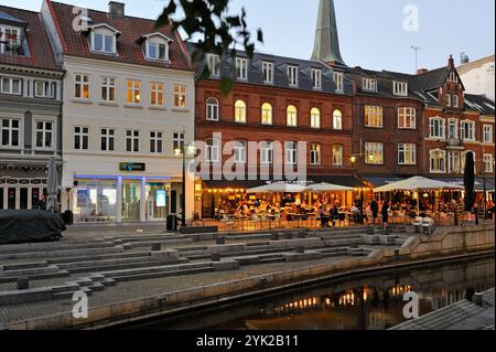 Cafés im Freien entlang des Flusses Aarhus im Zentrum von Aarhus, Halbinsel Jütland, Dänemark, Nordeuropa Stockfoto