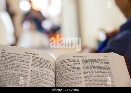 Weisheit erforschen: Bibel öffnen, die das Buch der Sprüche hervorhebt Stockfoto