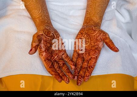 Indische Braut bereitet sich auf die Hochzeit vor mit Henna Art an Händen Stockfoto