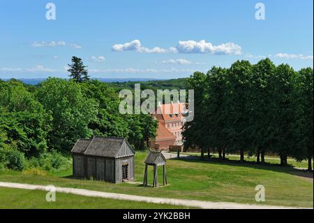 Stabkirche aus der Wikingerzeit und das Moesgaard-Herrenhaus, historisches Gebäude, in dem sich die Museumsverwaltung und die Büros der Aarhus-Universität befinden Stockfoto