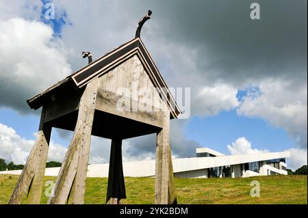 Stabkirche aus der Wikingerzeit, umgebaut neben dem Moesgaard Museum (MOMU) (Henning Larsen Architects), Museum für Archäologie und Ethnographie Stockfoto