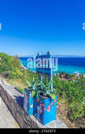 Es liegt zwischen Nea Fokea und Kallithea und gehört zur Gemeinde Kassandra, Chalkidiki in Griechenland Stockfoto