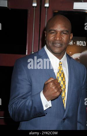 Manhattan, Vereinigte Staaten Von Amerika. März 2015. NEW YORK, NY - MÄRZ 12: Evander Holyfield besucht 'Champs' New York Screening im Village East Cinema am 12. März 2015 in New York City. Personen: Evander Holyfield Kredit: Storms Media Group/Alamy Live News Stockfoto