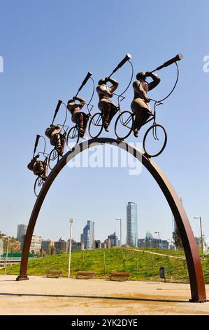 La Busqueda, Skulptur von Hernan Puelma an der Promenade entlang des Mapocho River, mit zwei der höchsten Gebäude Südamerikas im Hintergrund Stockfoto