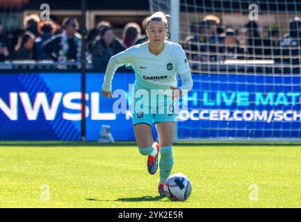 Washington, USA. November 2024. WASHINGTON, DC - 16. NOVEMBER: Emily Sonnett (6), Verteidiger von NJ/NY Gotham FC, stürzt sich im NWSL-Halbfinalspiel zwischen den Washington Spirit und NJ/NY Gotham FC am 16. November 2024 auf dem Audi Field in Washington DC (Foto: Tony Quinn/SipaUSA) Credit: SIPA USA/Alamy Live News Stockfoto