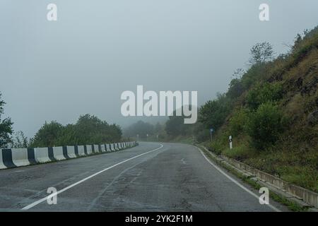Rural road in the countryside of Georgia in summer season Stockfoto