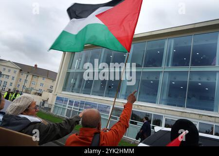 Conwy, Großbritannien. November 2024. Pro-palästinensischer Unterstützer hält während der Demonstration eine Flagge. Pro-palästinensische Anhänger in Nordwales gingen auf der Walisischen Labour Party-Konferenz in Llandudno erneut auf die Straße. Demonstranten trugen Nachbildungen von "toten Babys", die in Hüllen gehüllt waren, und riefen "SCHAM ÜBER DICH" und "FREIES PALÄSTINA" vor dem Konferenzort, in Wut über den britischen Premierminister, Sir Keir Starmers Haltung zum Krieg in Gaza und im Libanon und das Schweigen seiner Partei über den Tod und das Leiden unschuldiger Männer, Frauen und Kinder im Konflikt. Quelle: SOPA Images Limited/Alamy Live News Stockfoto