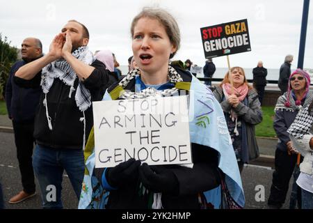 Conwy, Großbritannien. November 2024. Pro-palästinensischer Unterstützer hält während der Demonstration ein Plakat. Pro-palästinensische Anhänger in Nordwales gingen auf der Walisischen Labour Party-Konferenz in Llandudno erneut auf die Straße. Demonstranten trugen Nachbildungen von "toten Babys", die in Hüllen gehüllt waren, und riefen "SCHAM ÜBER DICH" und "FREIES PALÄSTINA" vor dem Konferenzort, in Wut über den britischen Premierminister, Sir Keir Starmers Haltung zum Krieg in Gaza und im Libanon und das Schweigen seiner Partei über den Tod und das Leiden unschuldiger Männer, Frauen und Kinder im Konflikt. Quelle: SOPA Images Limited/Alamy Live News Stockfoto