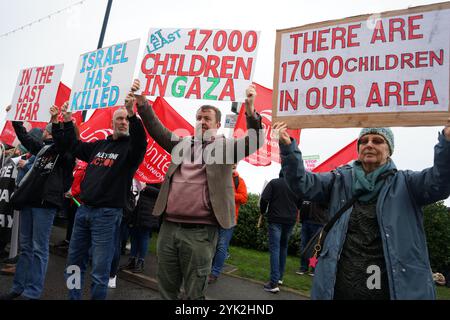 Pro-palästinensische Anhänger halten Plakate, auf denen ihre Meinung während der Demonstration zum Ausdruck gebracht wird. Pro-palästinensische Anhänger in Nordwales gingen auf der Walisischen Labour Party-Konferenz in Llandudno erneut auf die Straße. Demonstranten trugen Nachbildungen von "toten Babys", die in Hüllen gehüllt waren, und riefen "SCHAM ÜBER DICH" und "FREIES PALÄSTINA" vor dem Konferenzort, in Wut über den britischen Premierminister, Sir Keir Starmers Haltung zum Krieg in Gaza und im Libanon und das Schweigen seiner Partei über den Tod und das Leiden unschuldiger Männer, Frauen und Kinder im Konflikt. Stockfoto