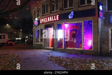 Gähnende leere vor einer Spielhalle gegenüber vom Bahnhof Barmbek. Barmbek Hamburg *** Gähne Leere vor einer Arkade gegenüber dem Barmbek Bahnhof Barmbek Hamburg Stockfoto