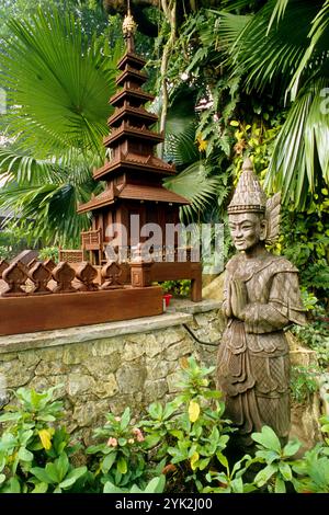 Statue im Garten im Kandawgyi Palace Hotel, Yangon. Myanmar Stockfoto