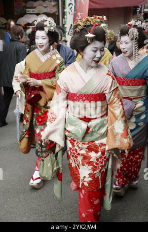 Japan, Kansai, Kyoto, Frauen im Kimono Stockfoto