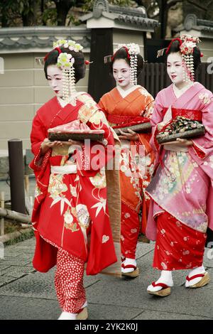 Japan, Kansai, Kyoto, Frauen im Kimono Stockfoto