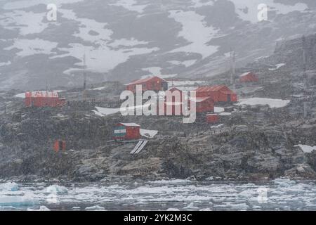 Cierva Cove, Antarktische Halbinsel - 2. Februar 2024. Nahaufnahme der antarktischen Forschungsbasis Primavera, die von Argentinien betrieben wird, hier an einem verschneiten Tag zu sehen. Stockfoto