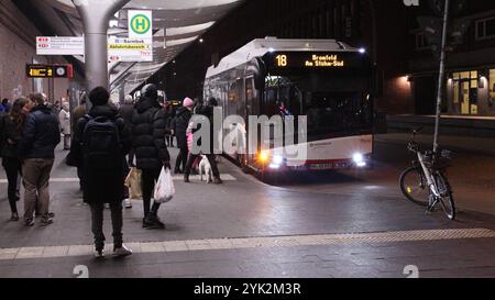 Ein Bus der Linie 18 der Hamburger Hochbahn AG in Richtung Bramfeld am Stühm-Süd steht im Abfahrtsbereich vom Bahnhof Barmbek. Barmbek Hamburg *** Ein Bus der Linie 18 der Hamburger Hochbahn AG in Richtung Bramfeld am Stühm Süd parkt im Abfahrtsbereich des Bahnhofs Barmbek Hamburg Stockfoto