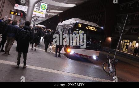 Ein Bus der Linie 18 der Hamburger Hochbahn AG in Richtung Bramfeld am Stühm-Süd steht im Abfahrtsbereich vom Bahnhof Barmbek. Barmbek Hamburg *** Ein Bus der Linie 18 der Hamburger Hochbahn AG in Richtung Bramfeld am Stühm Süd parkt im Abfahrtsbereich des Bahnhofs Barmbek Hamburg Stockfoto