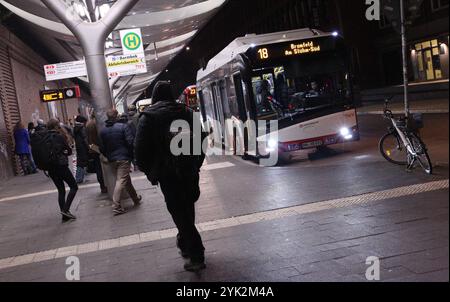 Ein Bus der Linie 18 der Hamburger Hochbahn AG in Richtung Bramfeld am Stühm-Süd steht im Abfahrtsbereich vom Bahnhof Barmbek. Barmbek Hamburg *** Ein Bus der Linie 18 der Hamburger Hochbahn AG in Richtung Bramfeld am Stühm Süd parkt im Abfahrtsbereich des Bahnhofs Barmbek Hamburg Stockfoto